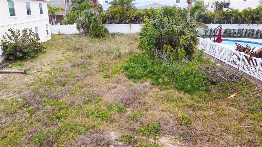 На продажу: $240,000 (0.14 acres)