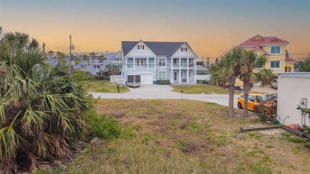 На продажу: $240,000 (0.14 acres)