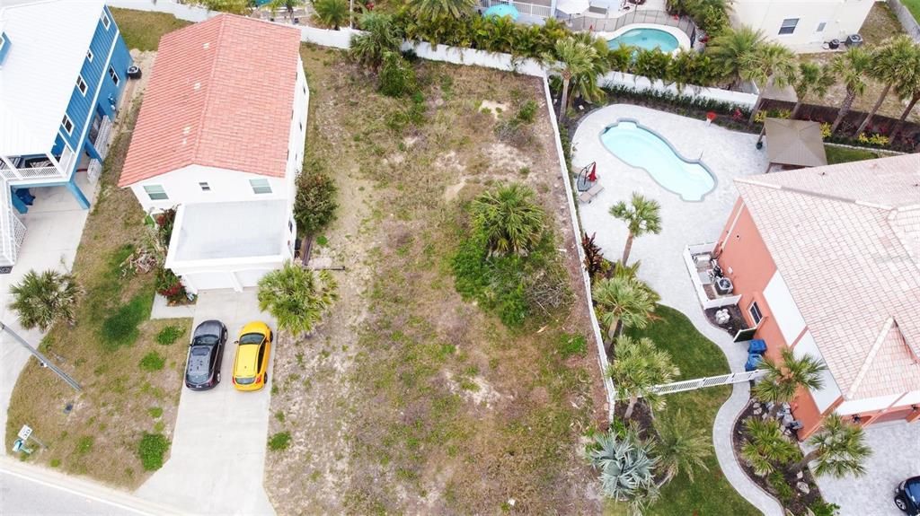 На продажу: $240,000 (0.14 acres)