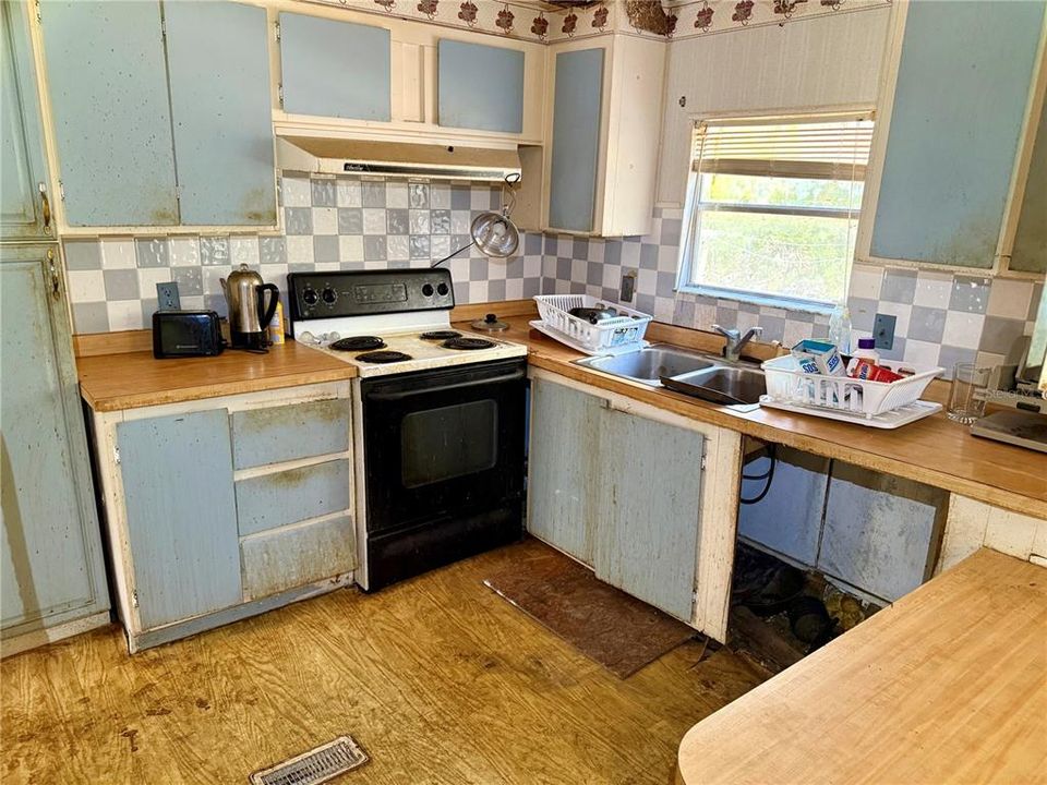 Под контрактом: $80,000 (3 спален, 2 ванн, 1288 Квадратных фут)