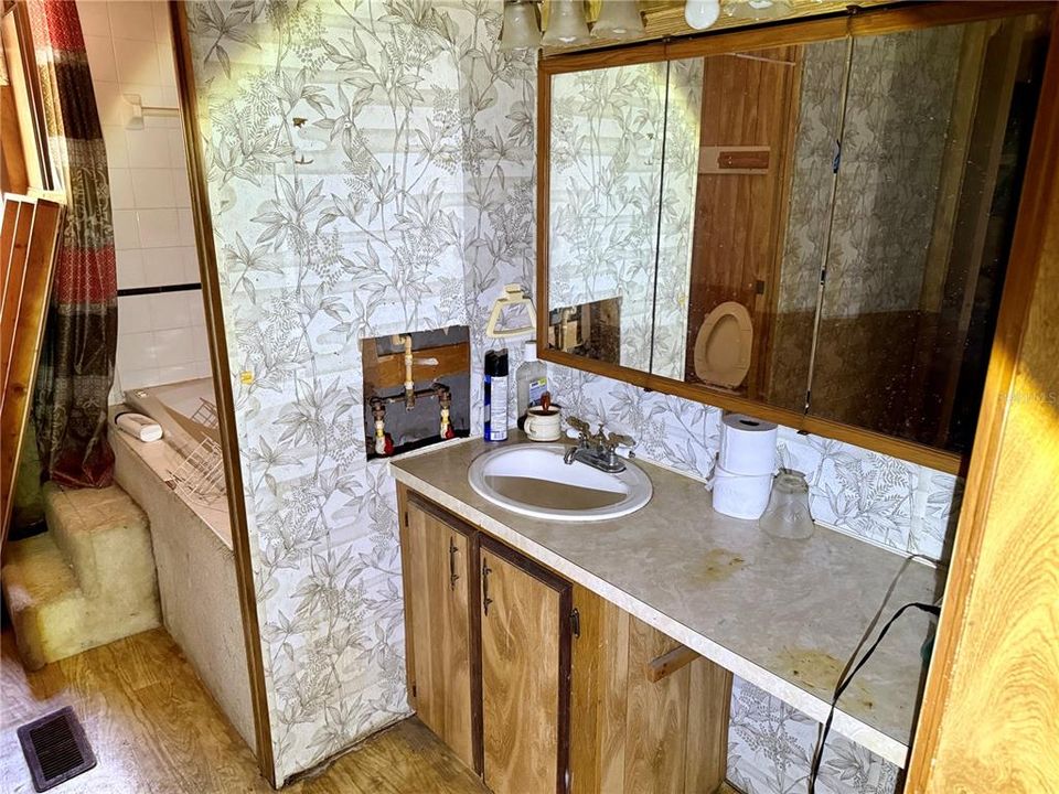 Под контрактом: $80,000 (3 спален, 2 ванн, 1288 Квадратных фут)