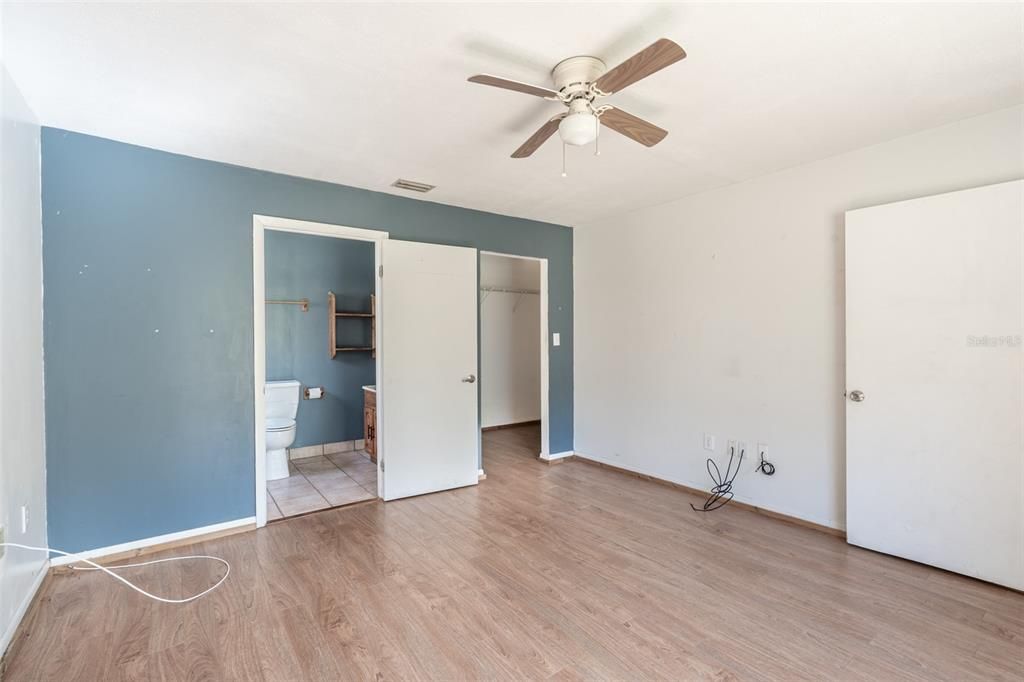 For Sale: $850,000 (5 beds, 4 baths, 3500 Square Feet)