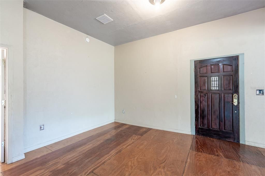 For Sale: $850,000 (5 beds, 4 baths, 3500 Square Feet)