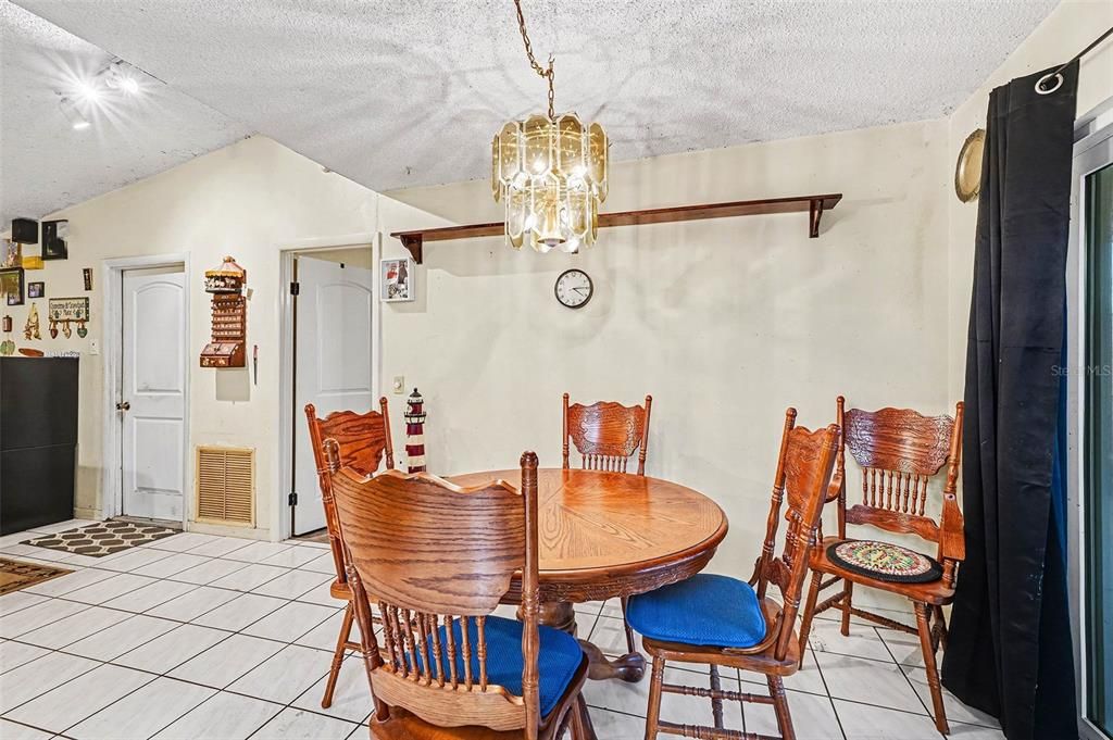 For Sale: $278,000 (3 beds, 2 baths, 1275 Square Feet)