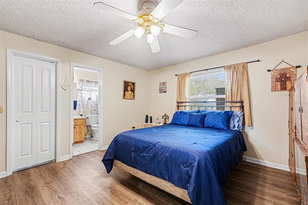 For Sale: $278,000 (3 beds, 2 baths, 1275 Square Feet)