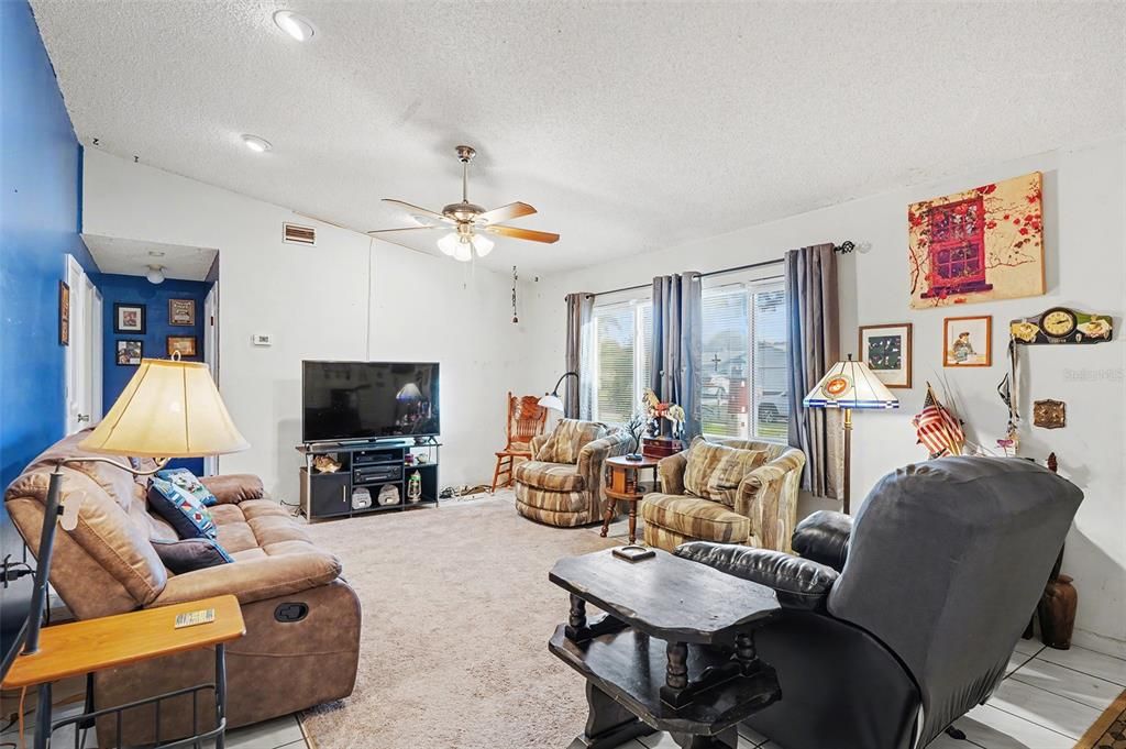 For Sale: $278,000 (3 beds, 2 baths, 1275 Square Feet)