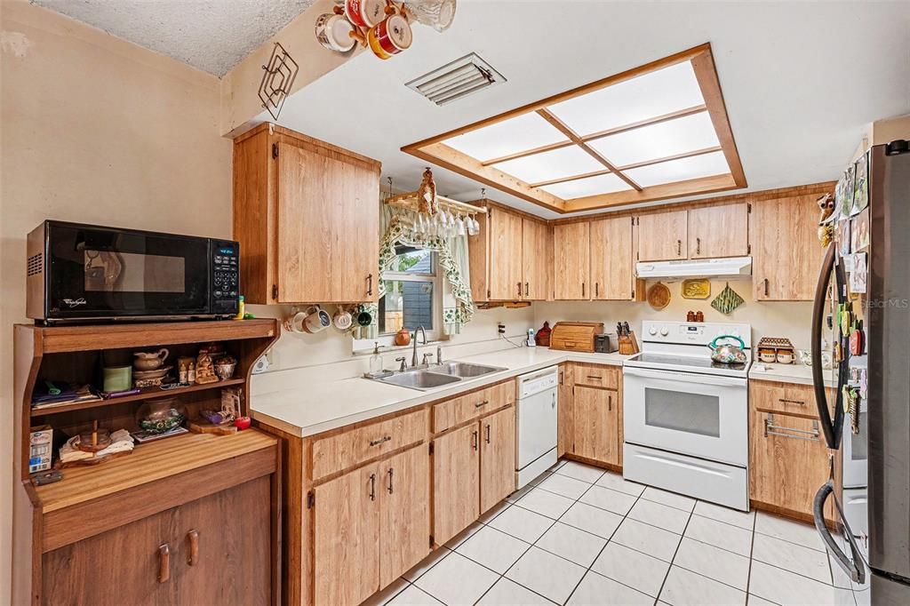 For Sale: $278,000 (3 beds, 2 baths, 1275 Square Feet)