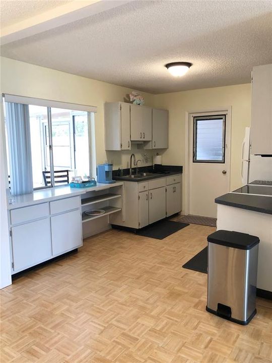 待售: $199,000 (2 贝兹, 2 浴室, 1100 平方英尺)