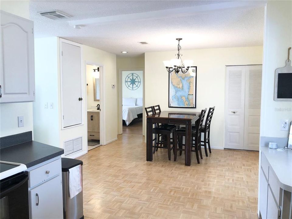 待售: $199,000 (2 贝兹, 2 浴室, 1100 平方英尺)