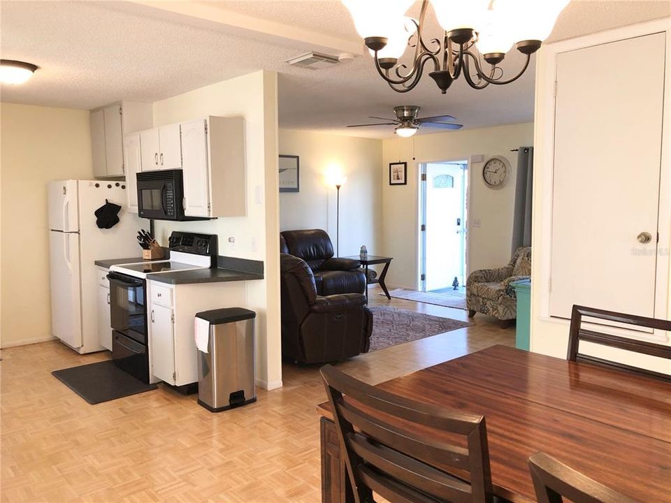 待售: $199,000 (2 贝兹, 2 浴室, 1100 平方英尺)