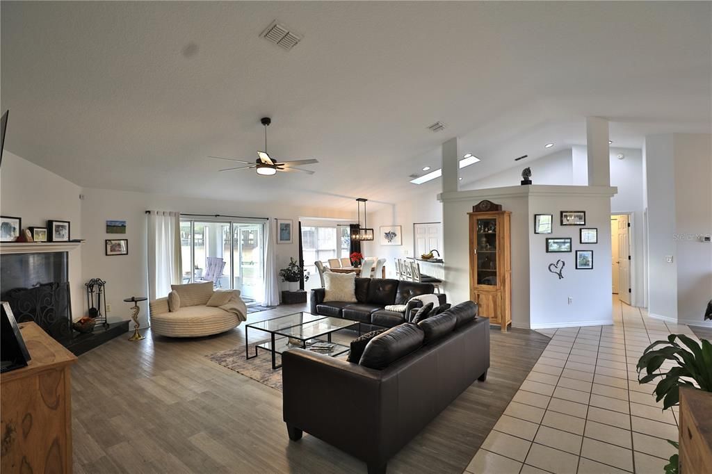 На продажу: $1,144,725 (3 спален, 2 ванн, 2372 Квадратных фут)