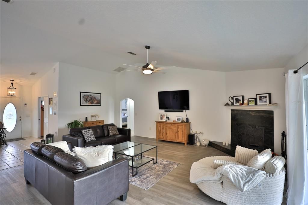 На продажу: $1,144,725 (3 спален, 2 ванн, 2372 Квадратных фут)