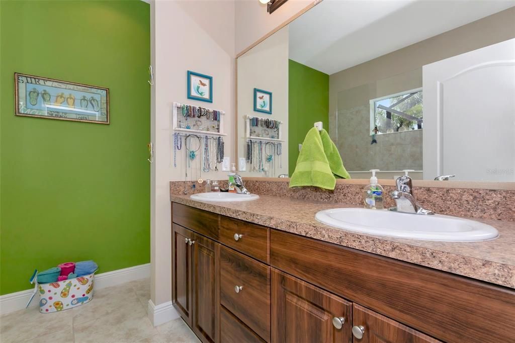 На продажу: $500,000 (3 спален, 2 ванн, 1805 Квадратных фут)