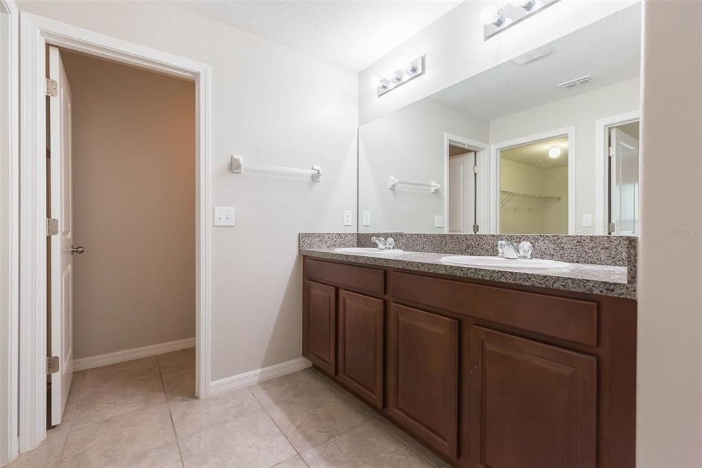 На продажу: $310,000 (4 спален, 2 ванн, 1810 Квадратных фут)