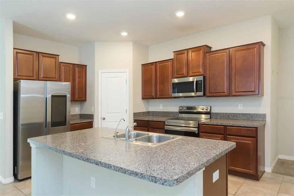 На продажу: $310,000 (4 спален, 2 ванн, 1810 Квадратных фут)