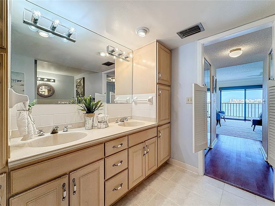 En Venta: $874,900 (2 camas, 2 baños, 2170 Pies cuadrados)