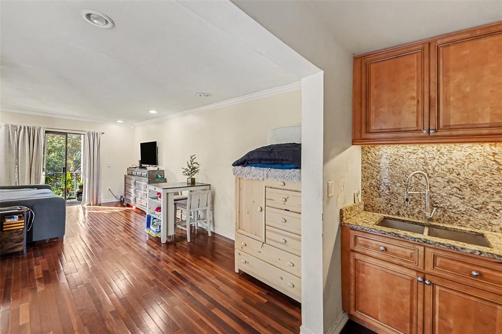 待售: $69,000 (1 贝兹, 1 浴室, 600 平方英尺)