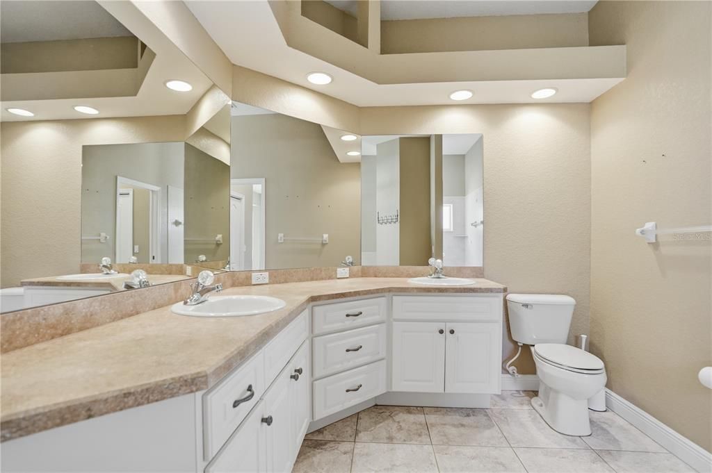 待售: $370,000 (4 贝兹, 2 浴室, 2268 平方英尺)