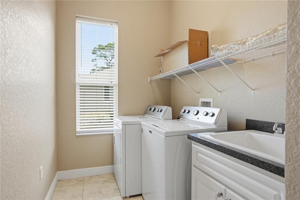 待售: $370,000 (4 贝兹, 2 浴室, 2268 平方英尺)