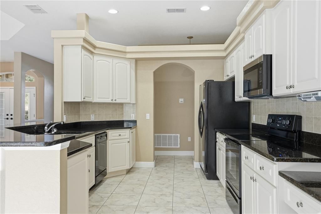 待售: $370,000 (4 贝兹, 2 浴室, 2268 平方英尺)