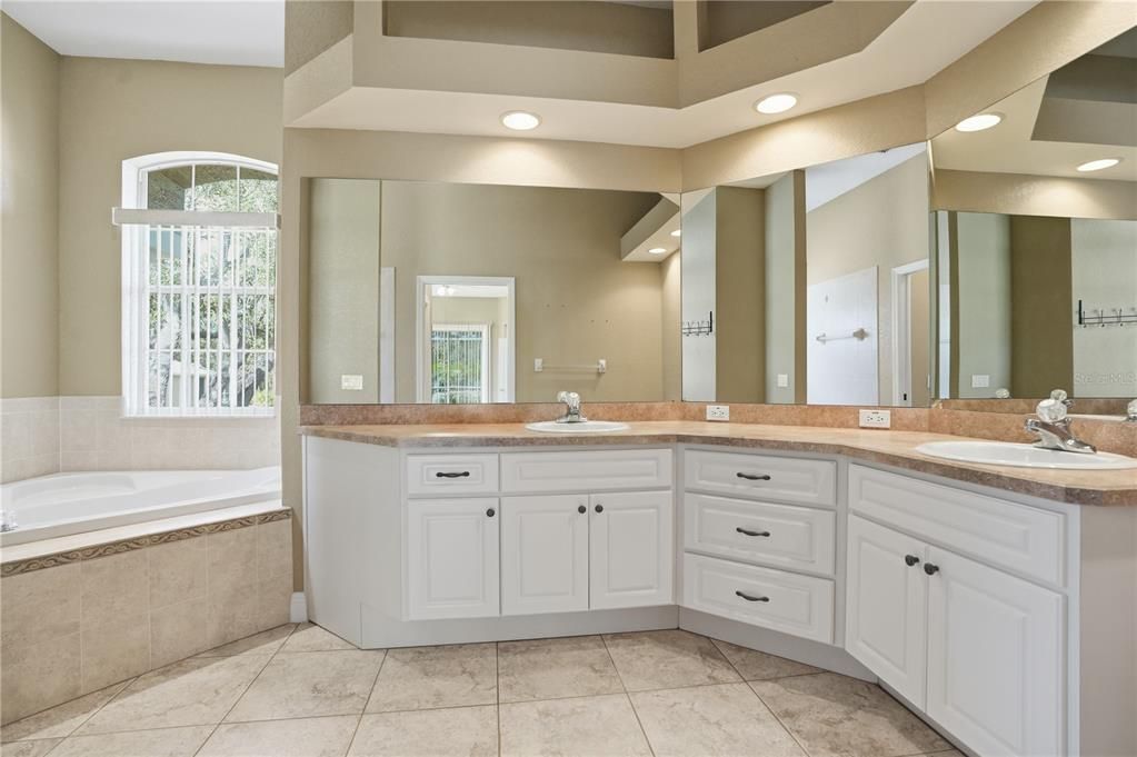 待售: $370,000 (4 贝兹, 2 浴室, 2268 平方英尺)