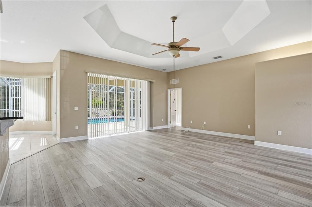 待售: $370,000 (4 贝兹, 2 浴室, 2268 平方英尺)