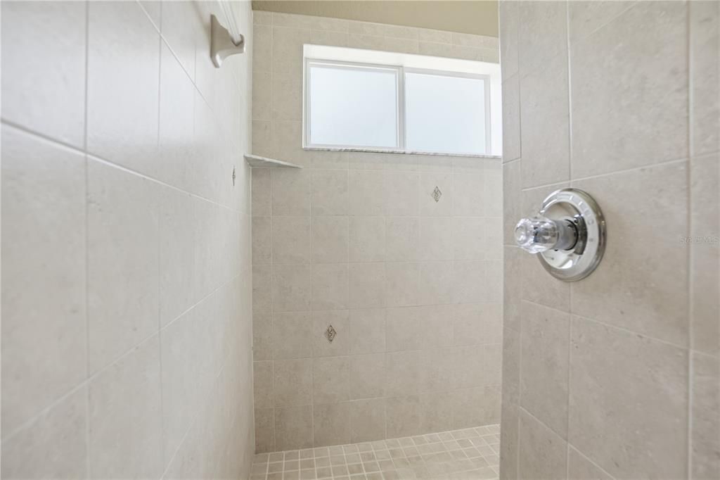 待售: $370,000 (4 贝兹, 2 浴室, 2268 平方英尺)