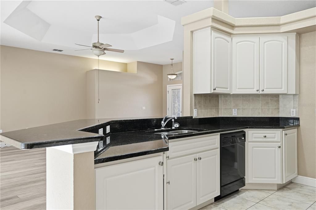 待售: $370,000 (4 贝兹, 2 浴室, 2268 平方英尺)