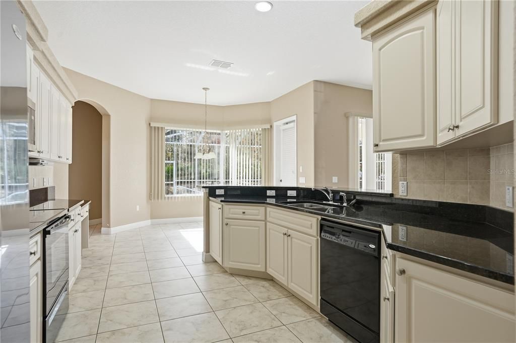 待售: $370,000 (4 贝兹, 2 浴室, 2268 平方英尺)