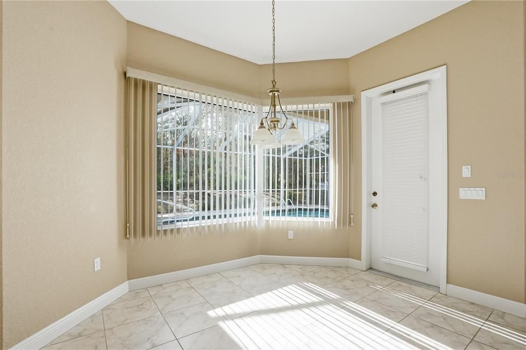 待售: $370,000 (4 贝兹, 2 浴室, 2268 平方英尺)