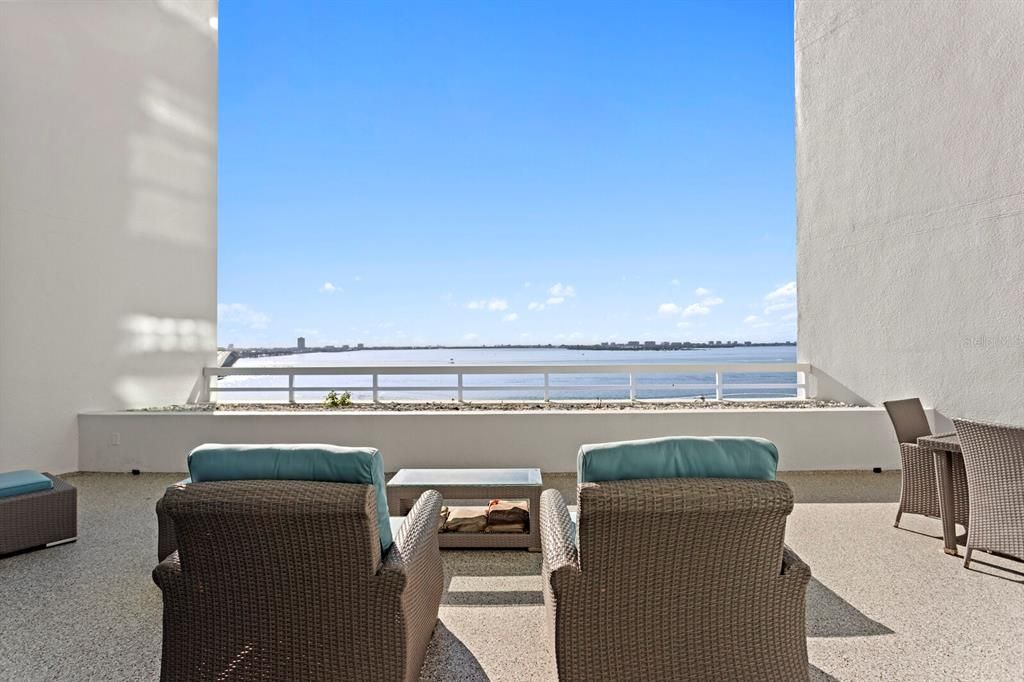 For Sale: $1,785,000 (2 beds, 2 baths, 1288 Square Feet)