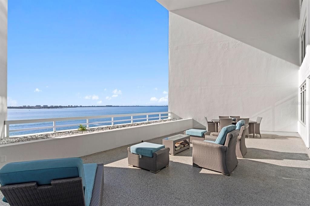 For Sale: $1,785,000 (2 beds, 2 baths, 1288 Square Feet)