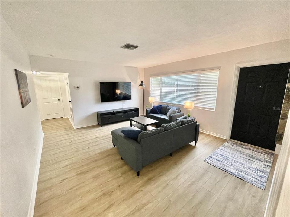 For Sale: $799,900 (3 beds, 2 baths, 1344 Square Feet)