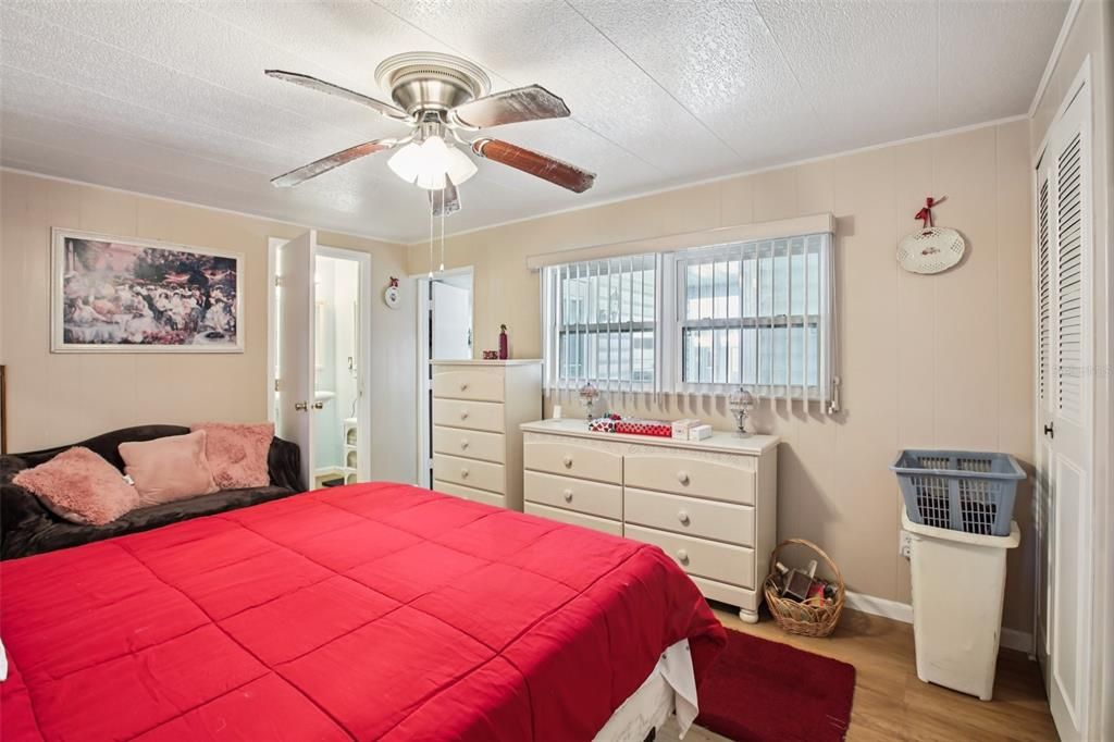 For Sale: $225,000 (2 beds, 2 baths, 1056 Square Feet)