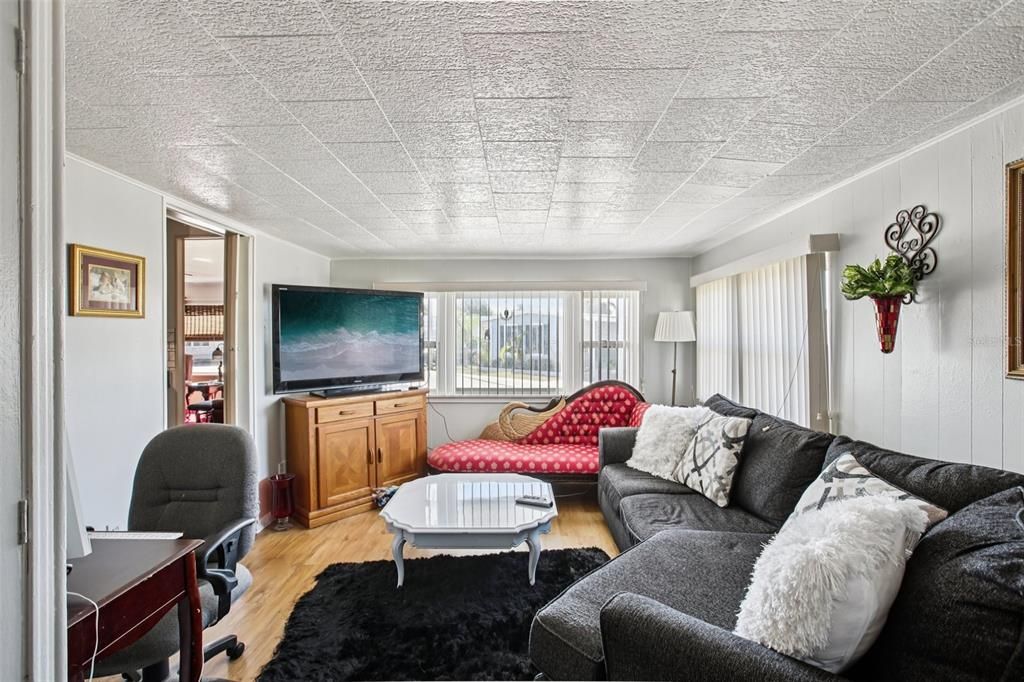 For Sale: $225,000 (2 beds, 2 baths, 1056 Square Feet)