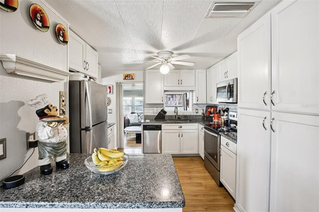 For Sale: $225,000 (2 beds, 2 baths, 1056 Square Feet)