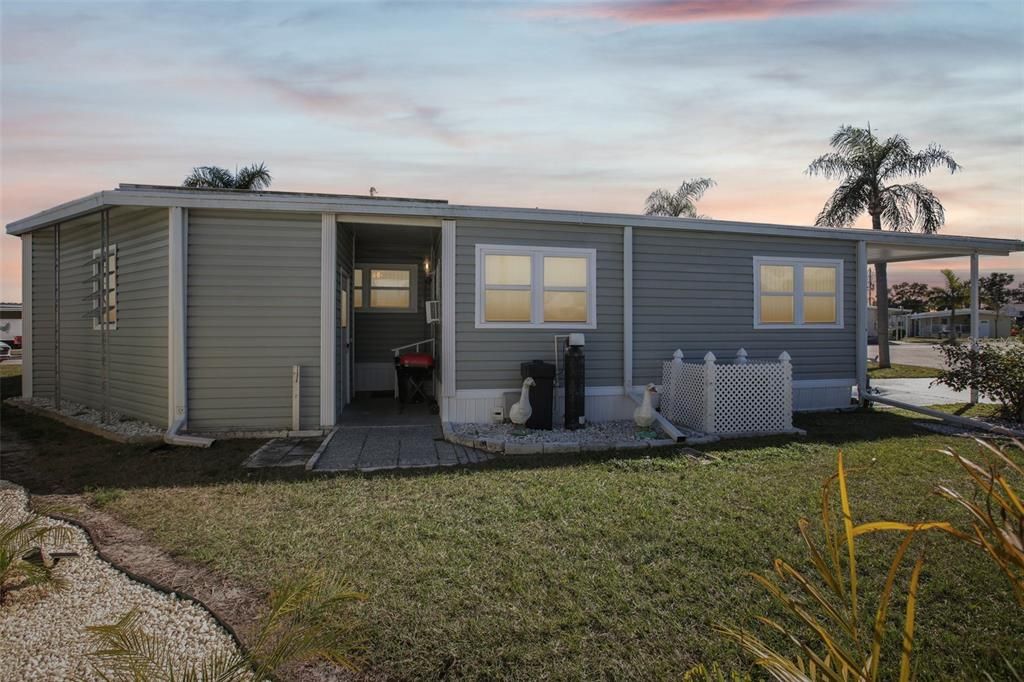 For Sale: $225,000 (2 beds, 2 baths, 1056 Square Feet)