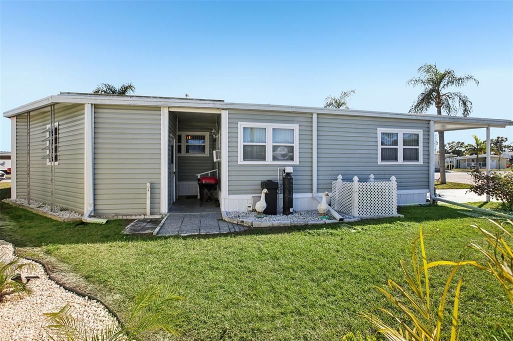 For Sale: $225,000 (2 beds, 2 baths, 1056 Square Feet)