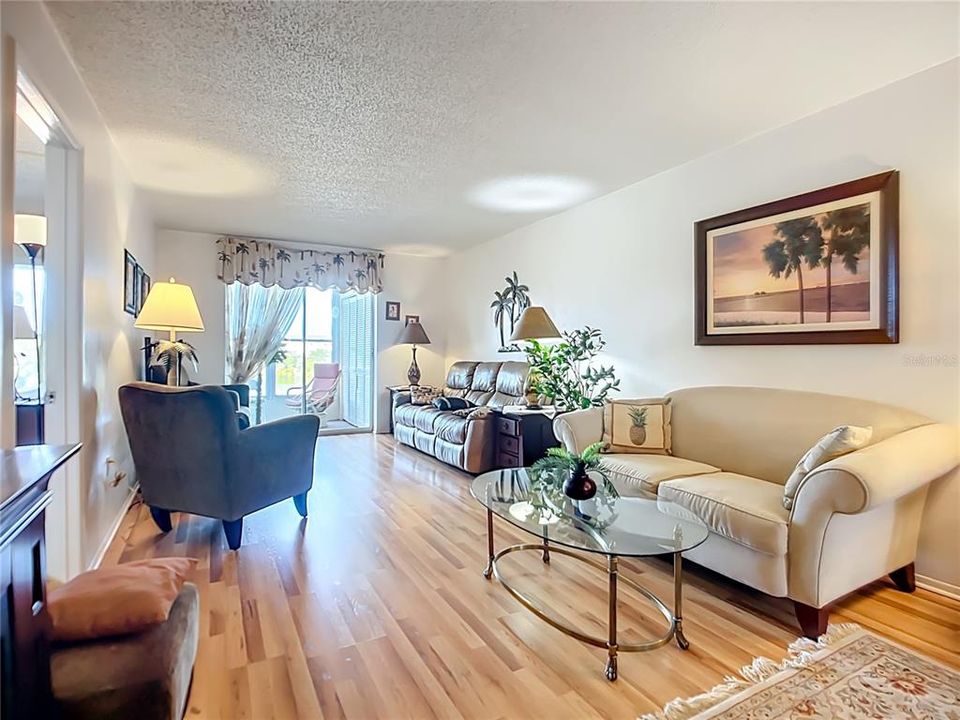 待售: $114,000 (2 贝兹, 1 浴室, 960 平方英尺)