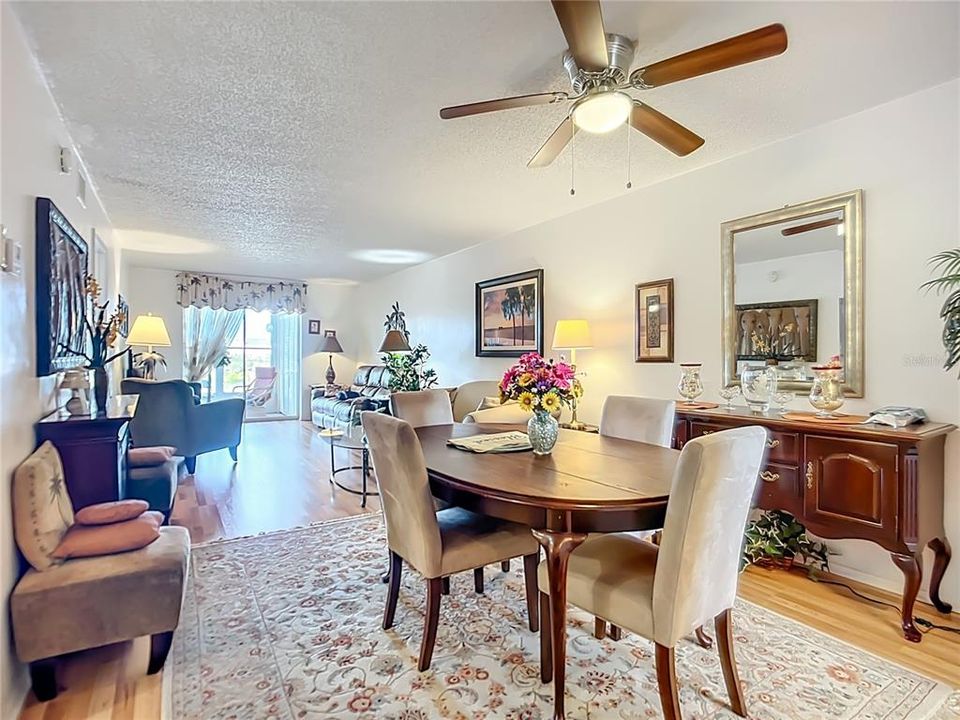 待售: $114,000 (2 贝兹, 1 浴室, 960 平方英尺)