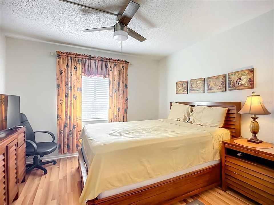 待售: $114,000 (2 贝兹, 1 浴室, 960 平方英尺)