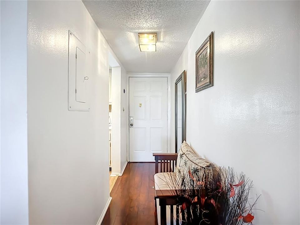 待售: $114,000 (2 贝兹, 1 浴室, 960 平方英尺)