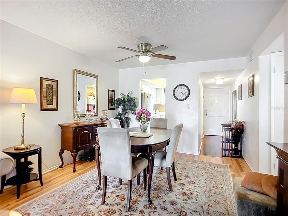 待售: $114,000 (2 贝兹, 1 浴室, 960 平方英尺)