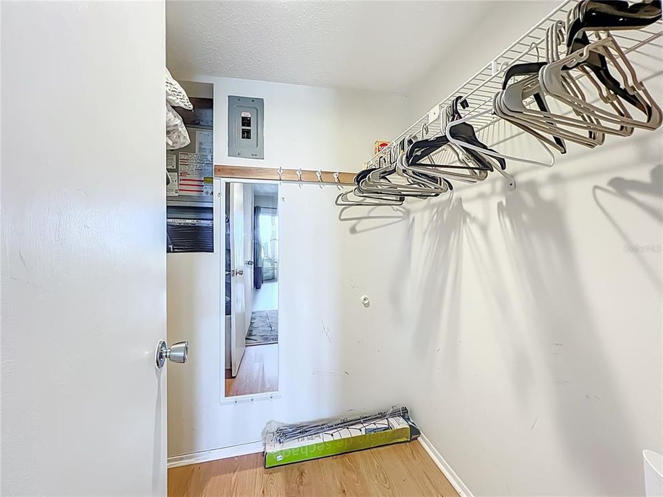 待售: $114,000 (2 贝兹, 1 浴室, 960 平方英尺)