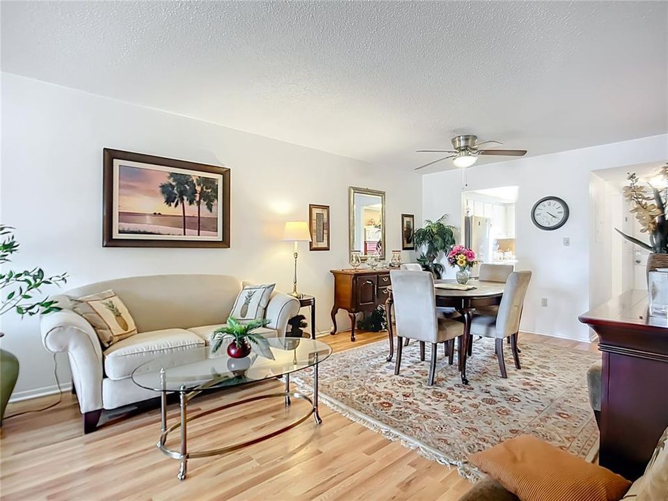 待售: $114,000 (2 贝兹, 1 浴室, 960 平方英尺)