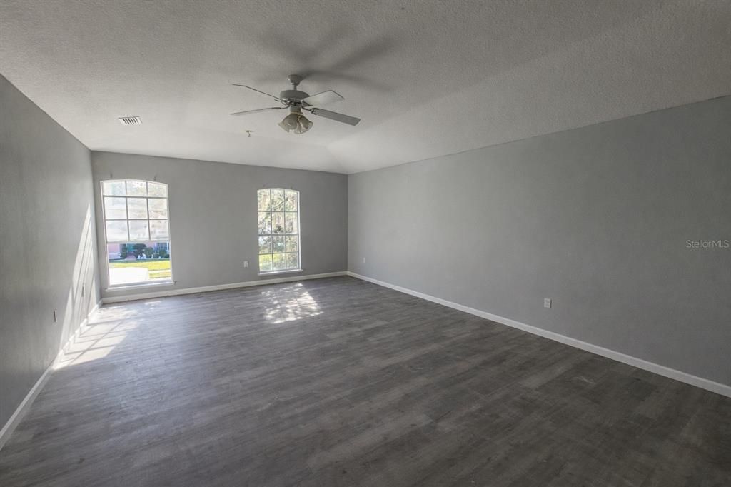 For Sale: $449,000 (6 beds, 4 baths, 2328 Square Feet)