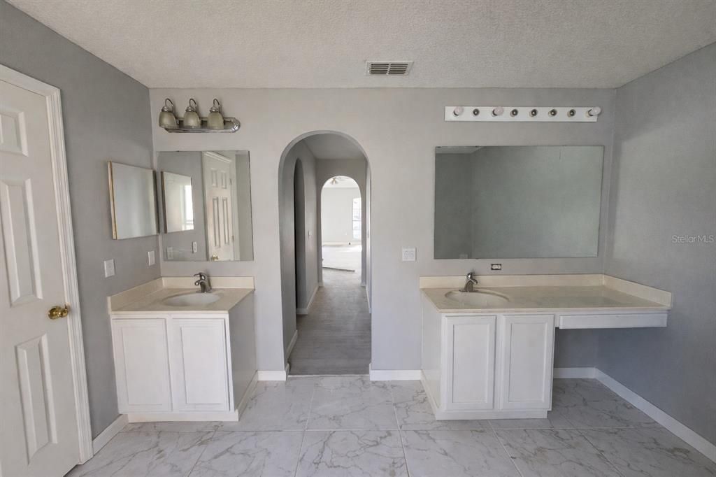 For Sale: $449,000 (6 beds, 4 baths, 2328 Square Feet)