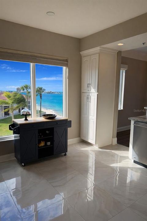 For Rent: $5,999 (3 beds, 3 baths, 2201 Square Feet)