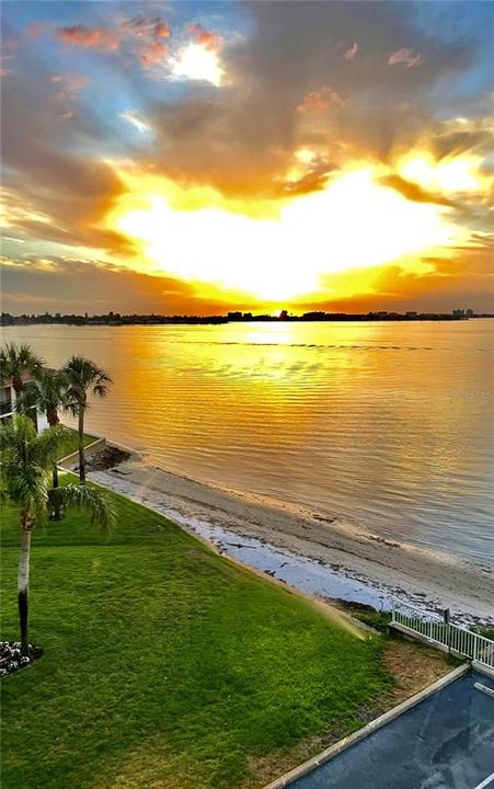 For Rent: $5,999 (3 beds, 3 baths, 2201 Square Feet)