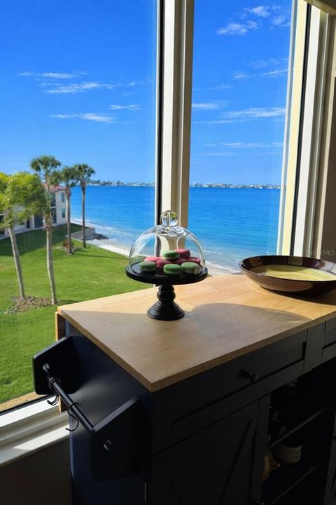 For Rent: $5,999 (3 beds, 3 baths, 2201 Square Feet)